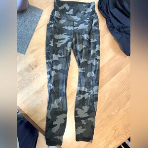 Lululemon Size 4 High Wasted Align with pockets 25”